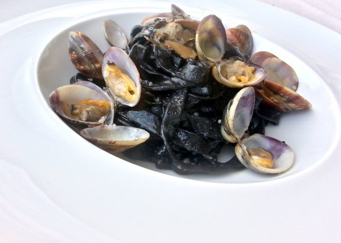 spaghetti seppia e vongole