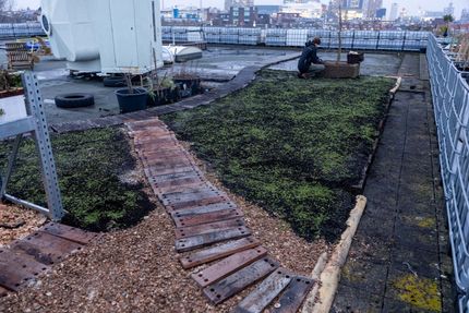 Collage: Bouwvakker, graafmachine, leidingen, gebouw met airconditioning. Tekst: 