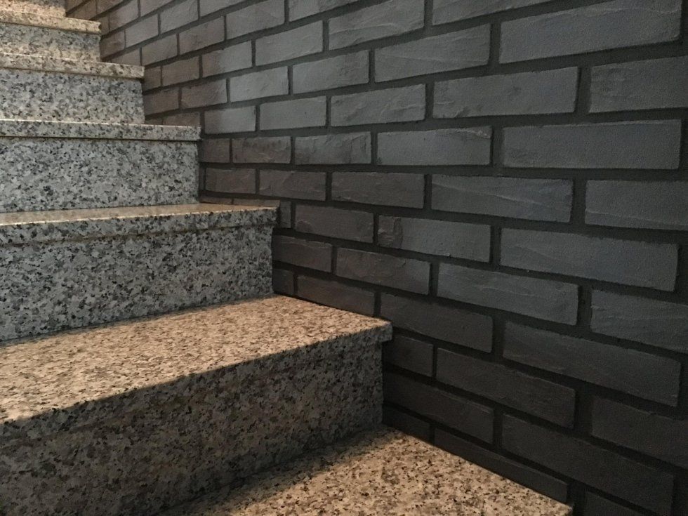 scale con muro di mattoni