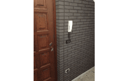 porta marrone e muro di mattoni scuri