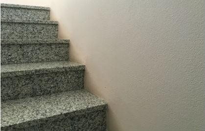 scale in marmo e muro bianco