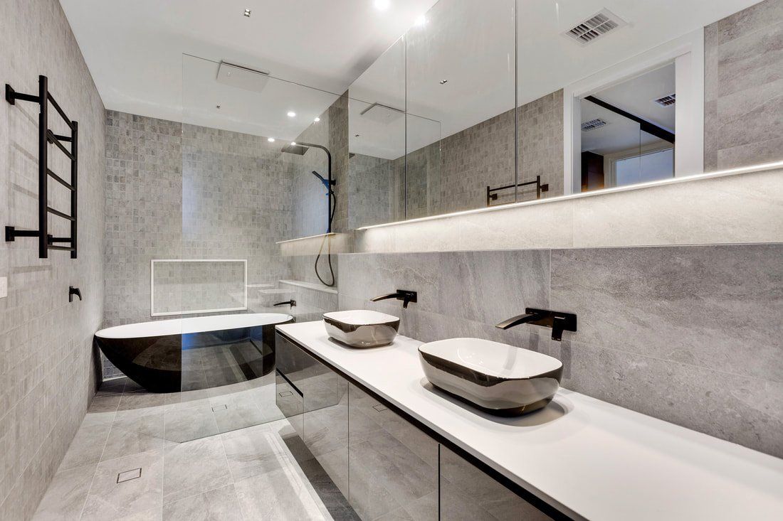 A bathroom with two sinks and a bathtub.