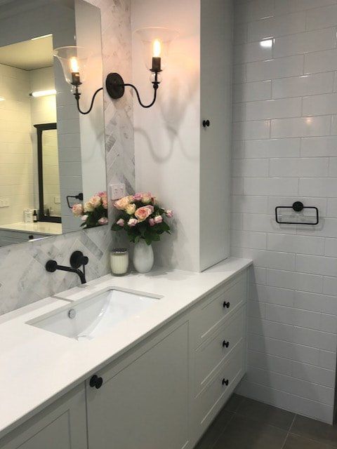 A bathroom with a sink and a mirror