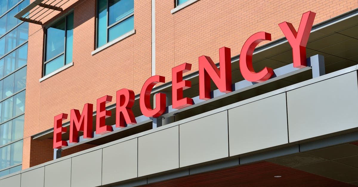 The word emergency is on the side of a building.