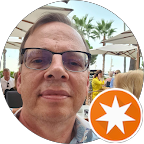 Ein Mann mit Brille und einem Stern in einem orangefarbenen Kreis.