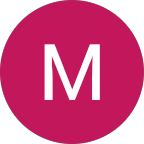 Der Buchstabe M befindet sich in einem rosa Kreis auf weißem Hintergrund.