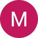 Der Buchstabe M befindet sich in einem rosa Kreis auf weißem Hintergrund.
