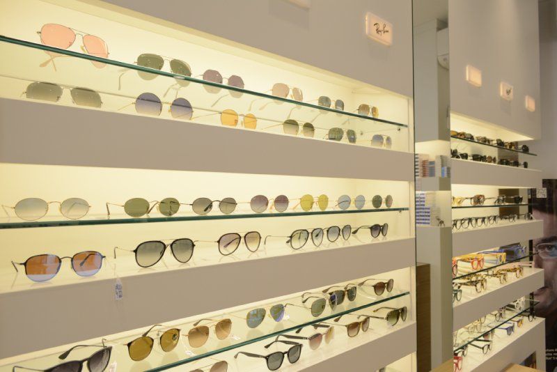 assortimento di occhiali da sole