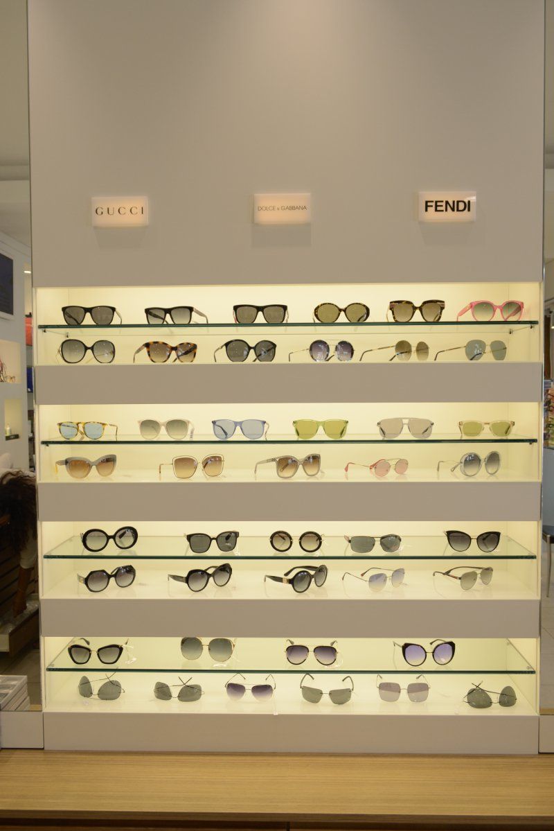 scaffale occhiali da sole