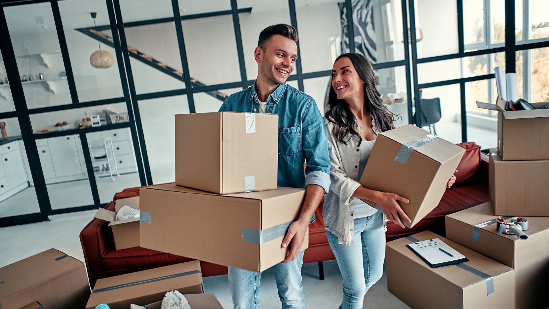 Couple packing before relocation - couch delivery service