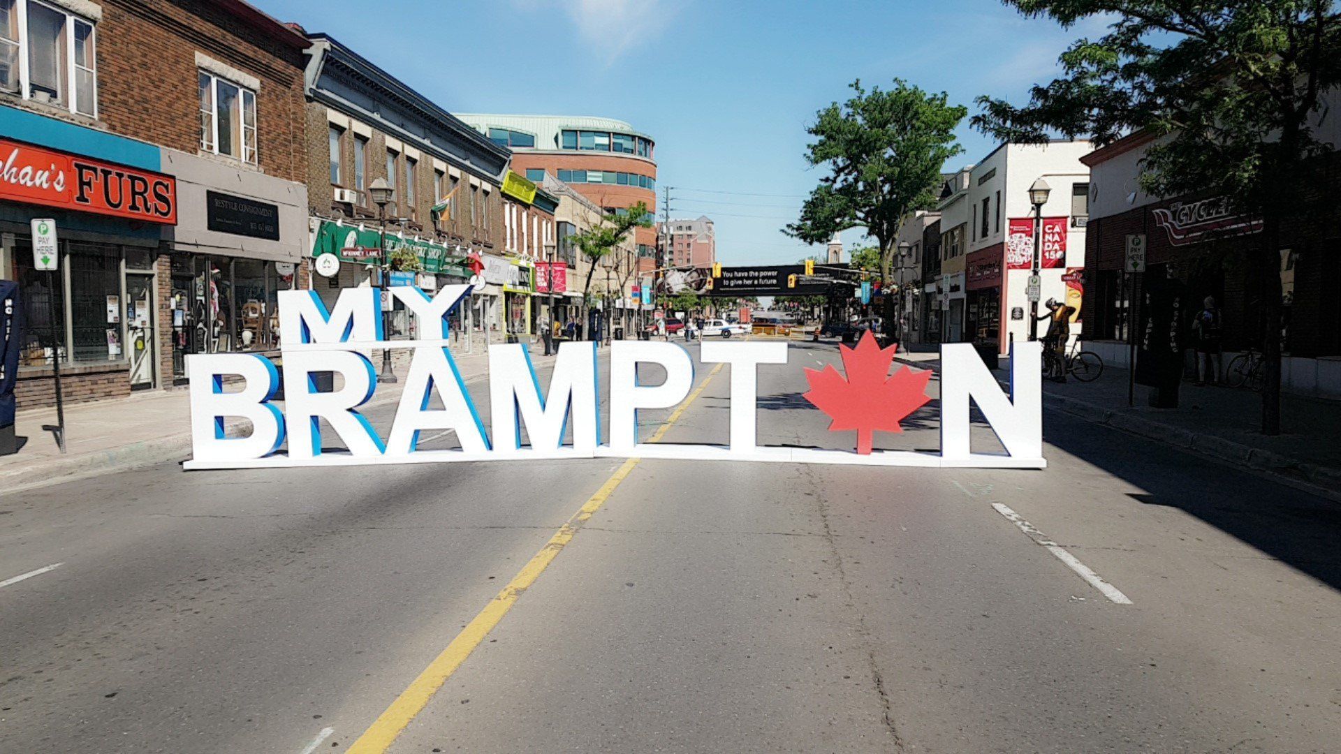 A street with a sign that says brampton on it