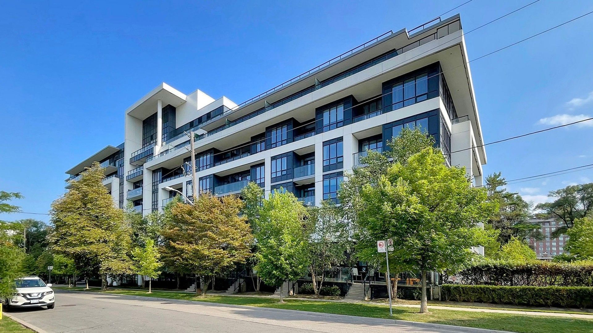 Condo Downtown Toronto in Spring ,installed by downtown Toronto movers 