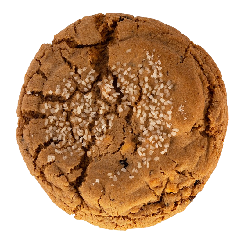 Een close-up van een koekje met sesamzaadjes erop