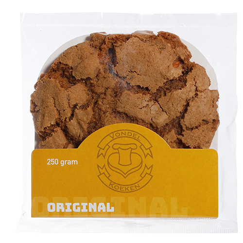 Een close-up van een koekje met amandelen erop op een witte achtergrond.