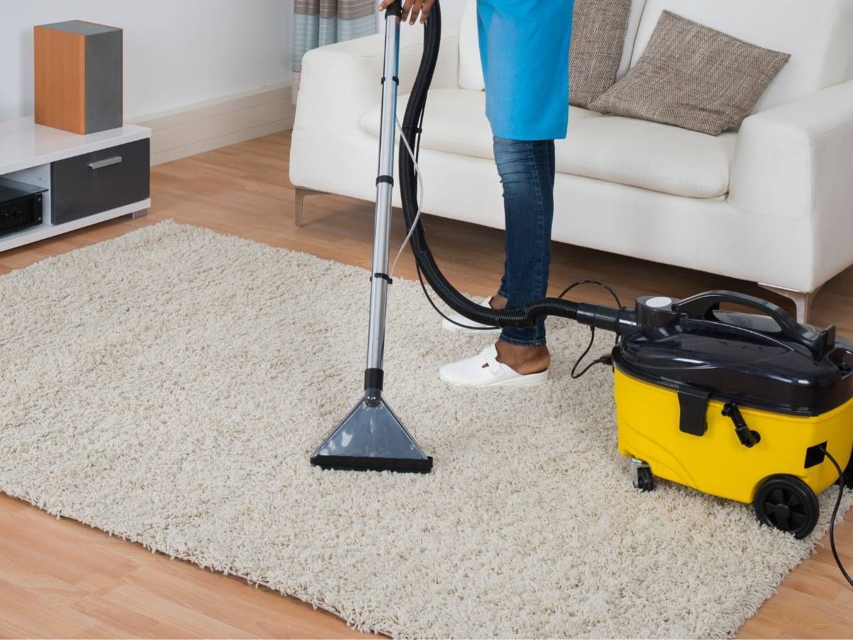 Squeaky Cleaners Nottingham professionally cleaning a rug on a lounge floor