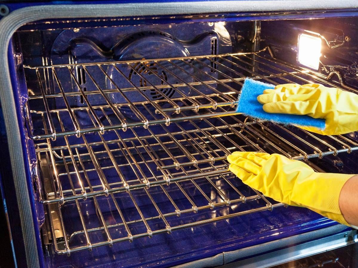 Cleaning an oven in Hoveringham