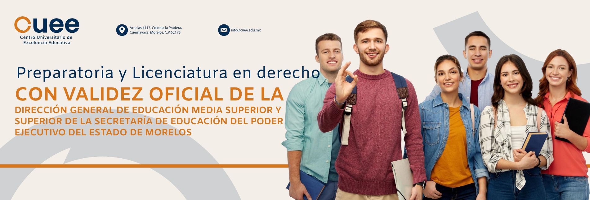 Un grupo de personas están paradas una al lado de la otra en una fila.