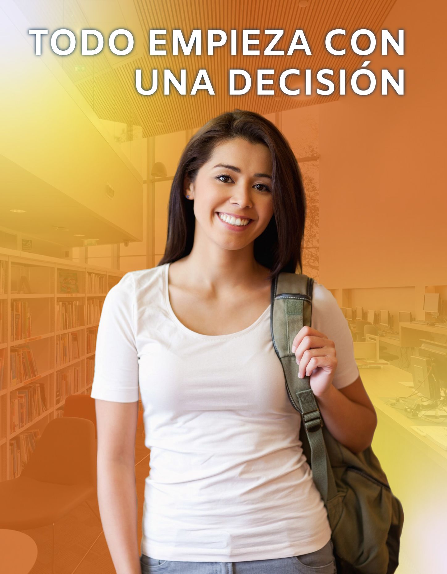 Una mujer sostiene una mochila y sonríe con las palabras 