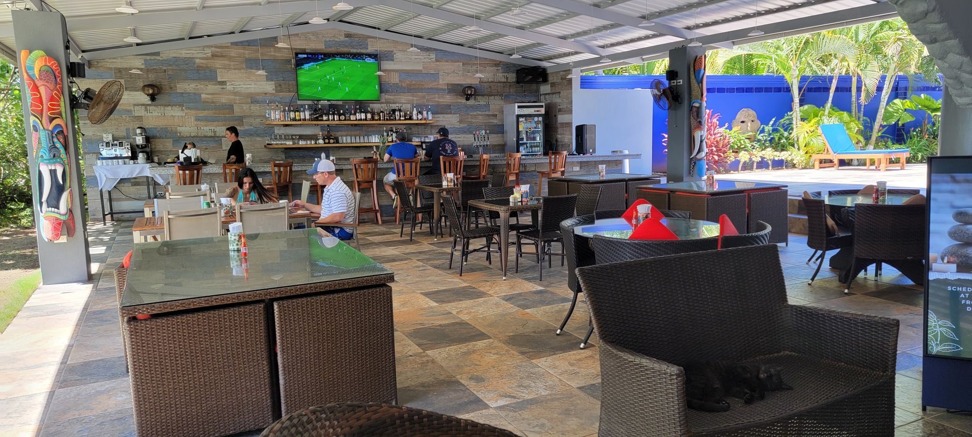 A group of people are sitting at tables in a restaurant.