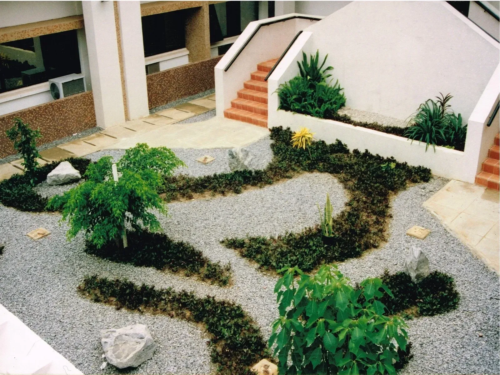 Courtyard planting in gravel