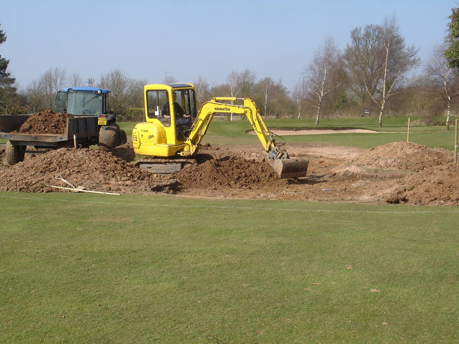 Excavator shaping bunker