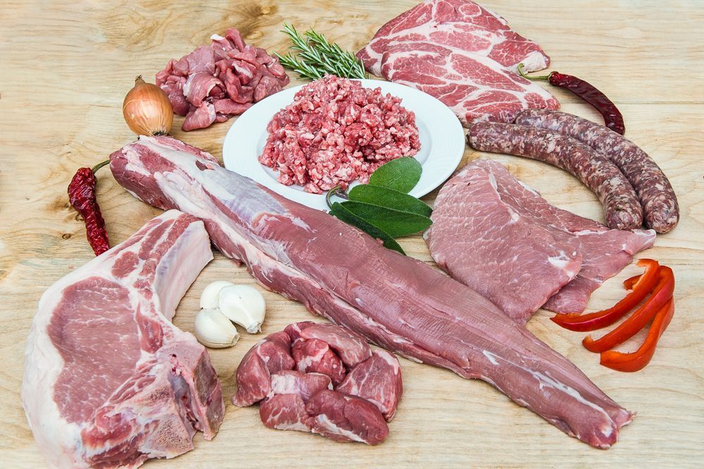 Es kommen viele verschiedene Fleischsorten auf den Tisch.