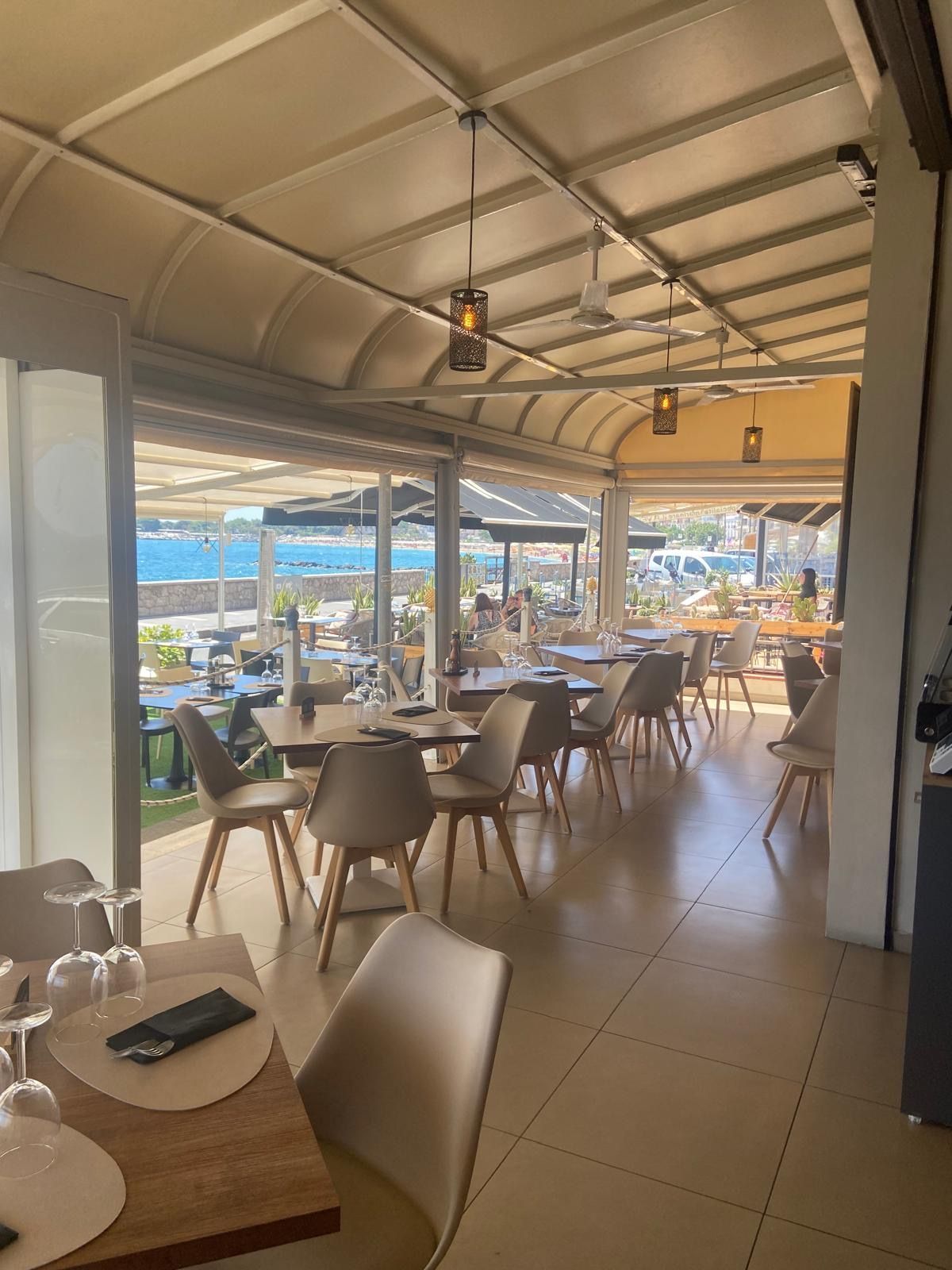 Un ristorante con tavoli e sedie e un bar