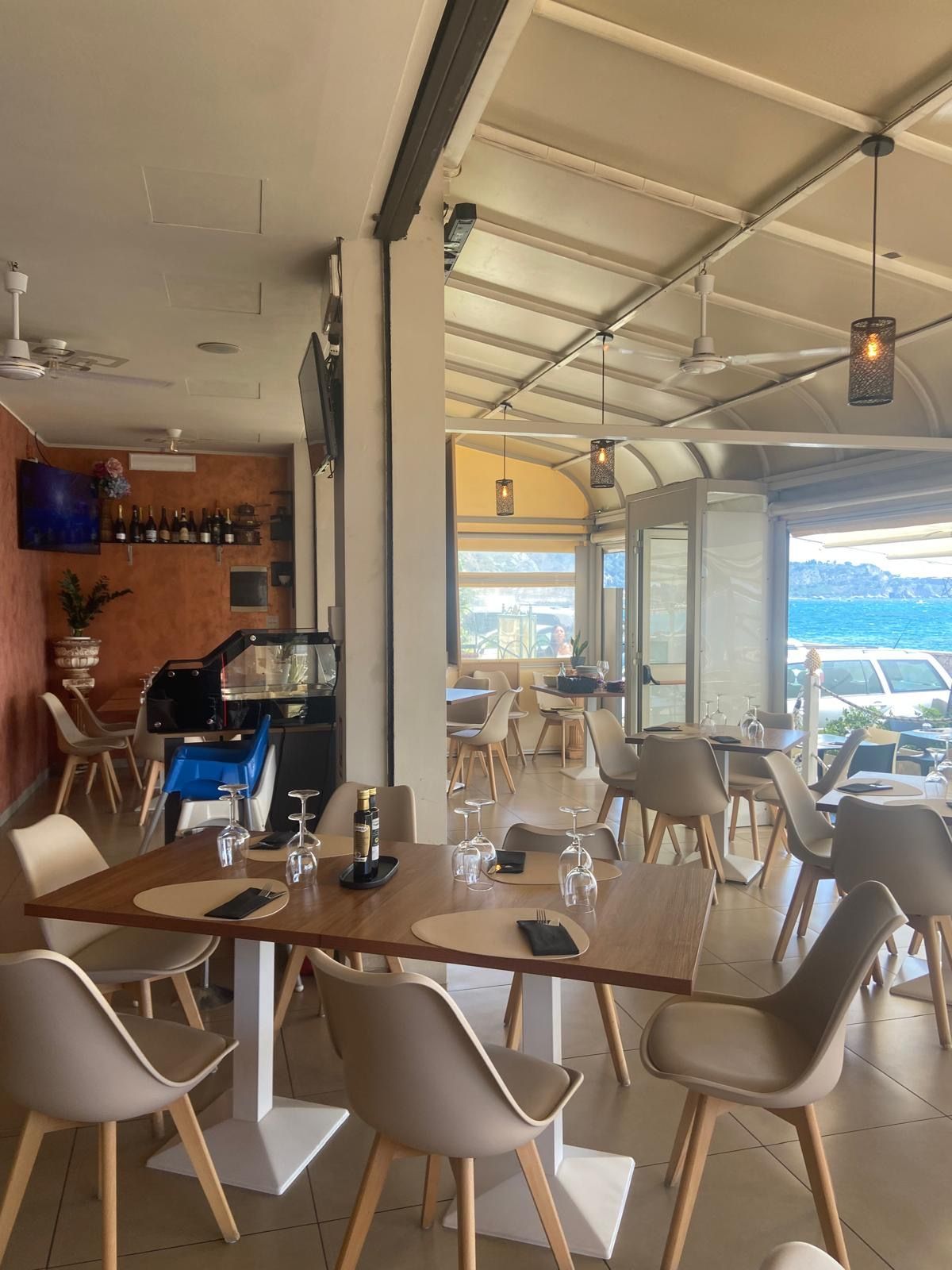 Un ristorante con tavoli e sedie e un bar