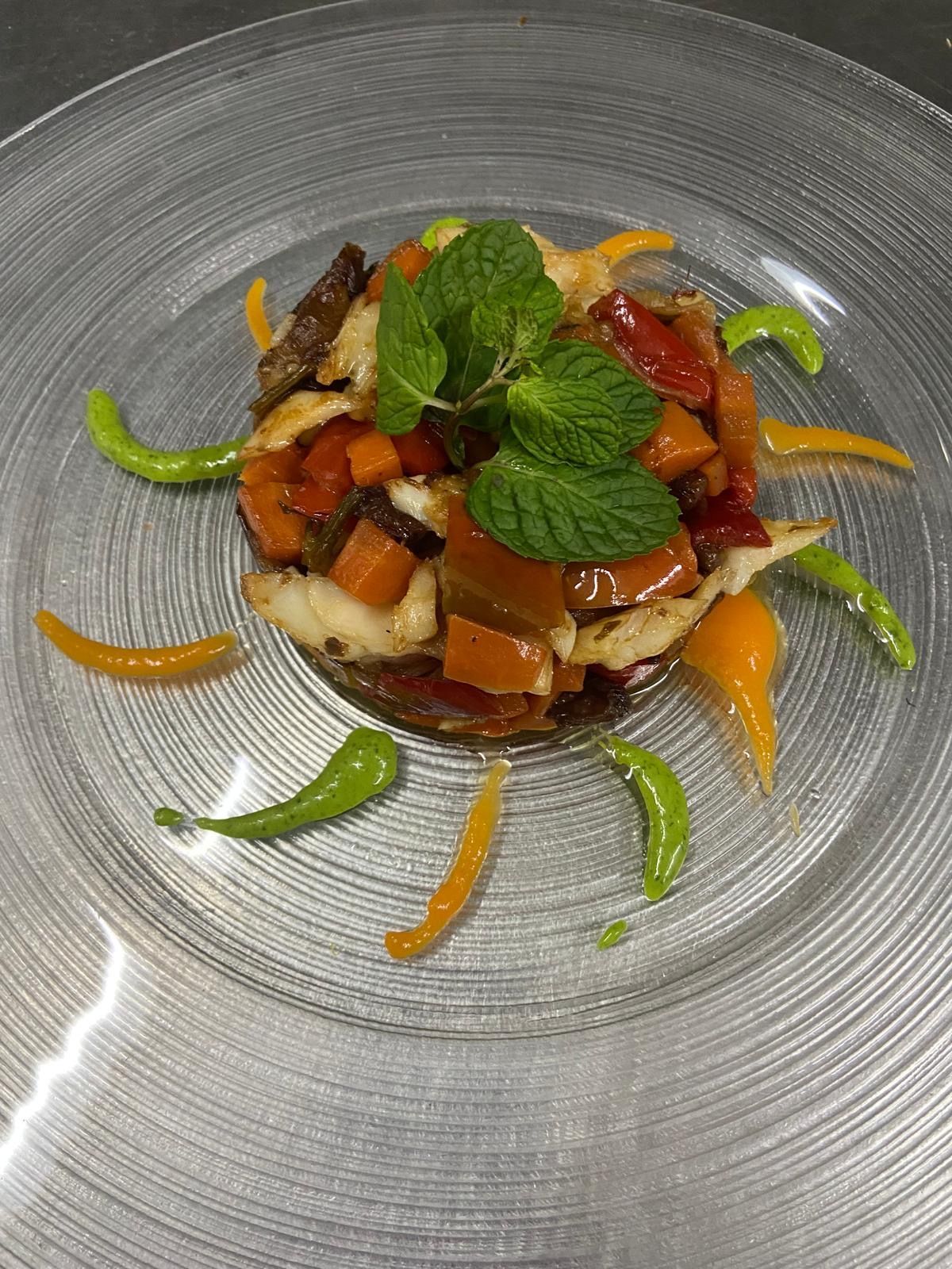 Un primo piano di un piatto di cibo su un tavolo