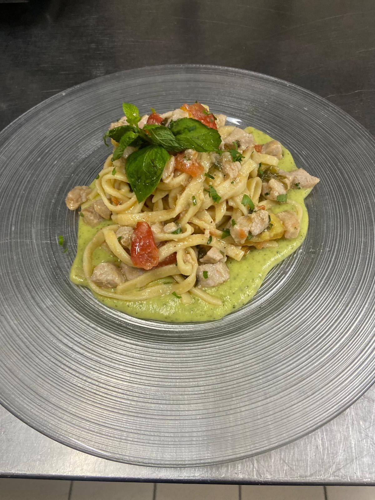 Un primo piano di un piatto di pasta su un tavolo.