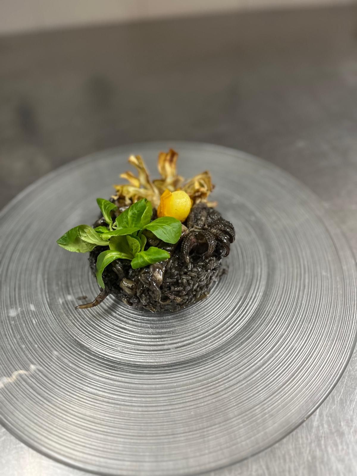 Un primo piano di un piatto di cibo su un tavolo.