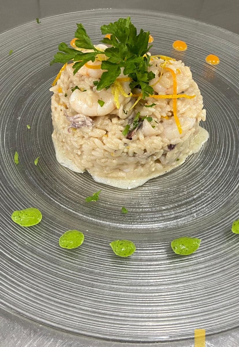 Un primo piano di un piatto di cibo su un tavolo.