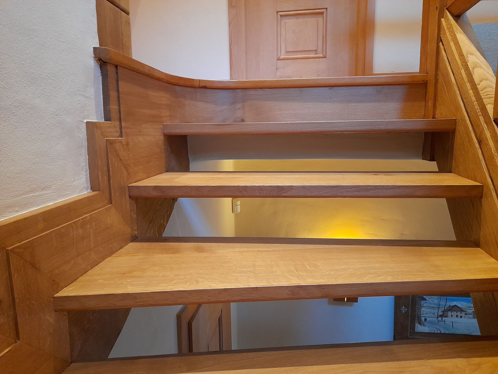 Escalier en bois à plusieurs marches menant à l'étage. Vue intérieure.