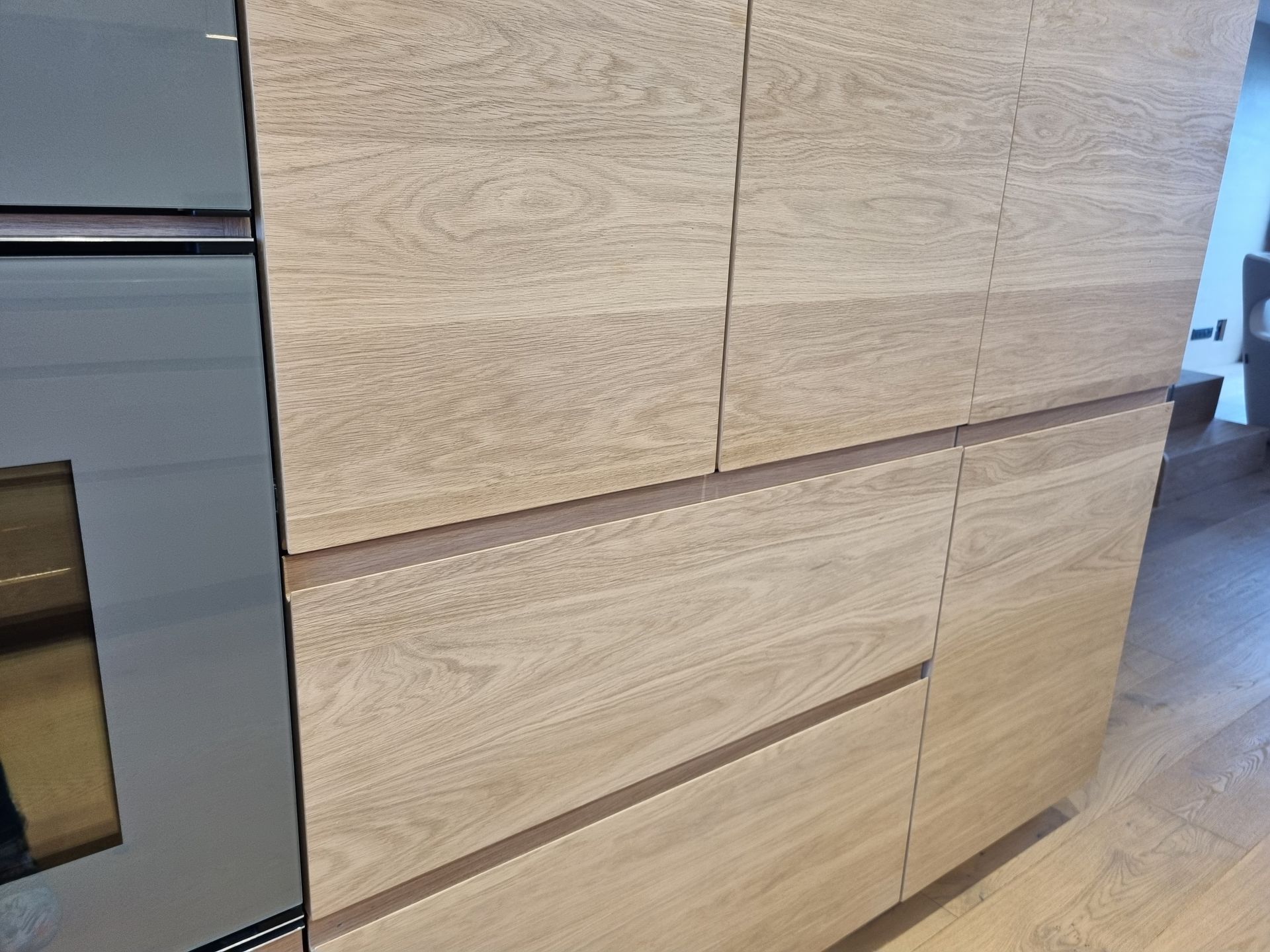 Meubles en bois à grain horizontal. Bandes décoratives brunes.