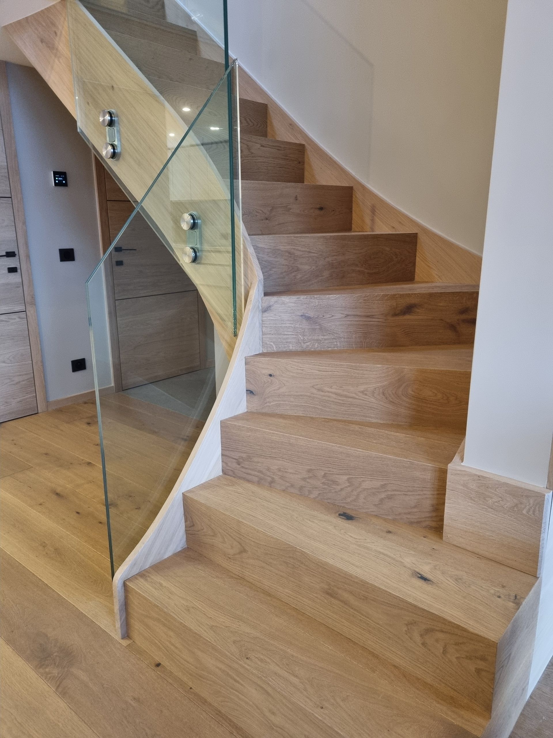 Escalier en bois avec rampe en verre.