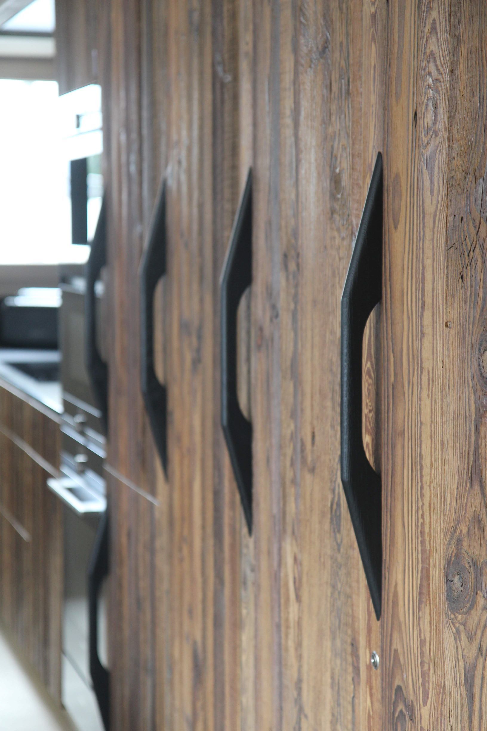 Un salon avec un canapé, des chaises, une cheminée et un écran de projection.