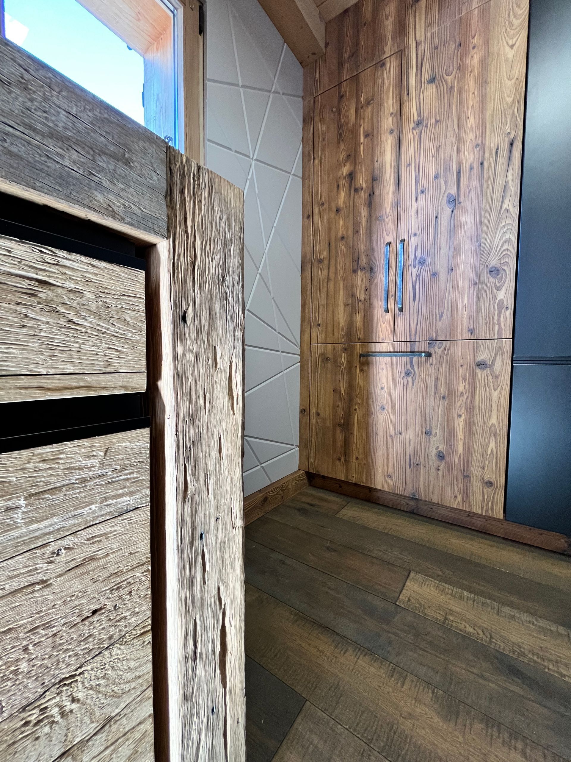 Une cuisine avec un comptoir incurvé et des tabourets