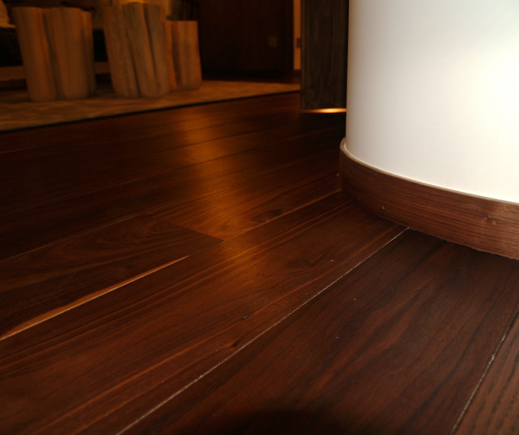 Une chambre avec des lits superposés et un tapis dedans.