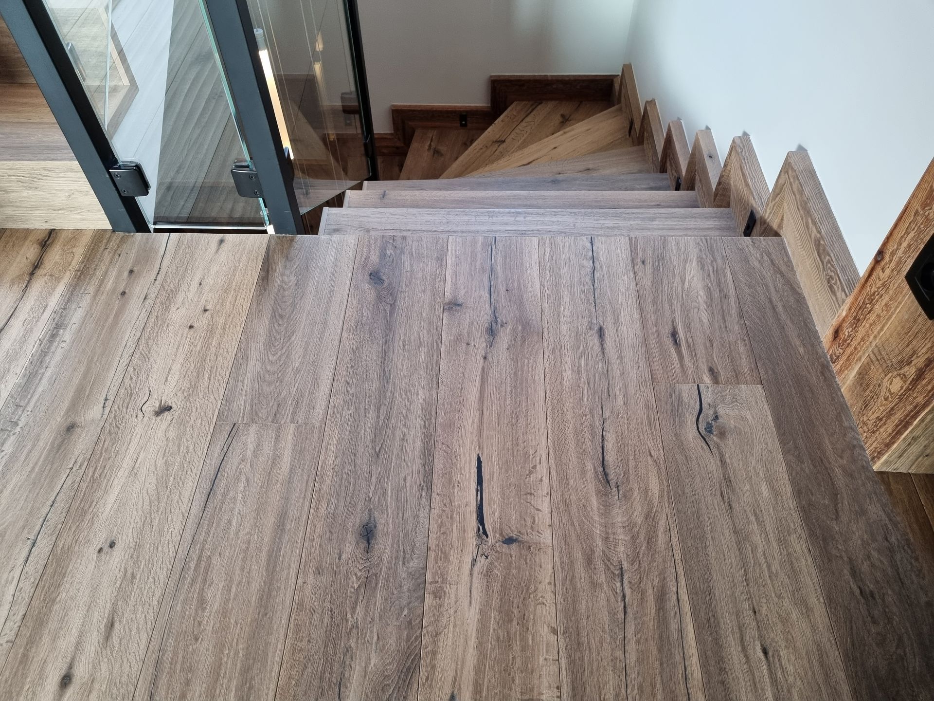 Escalier en bois vu de dessus. Marches et sol en bois brun, design moderne.