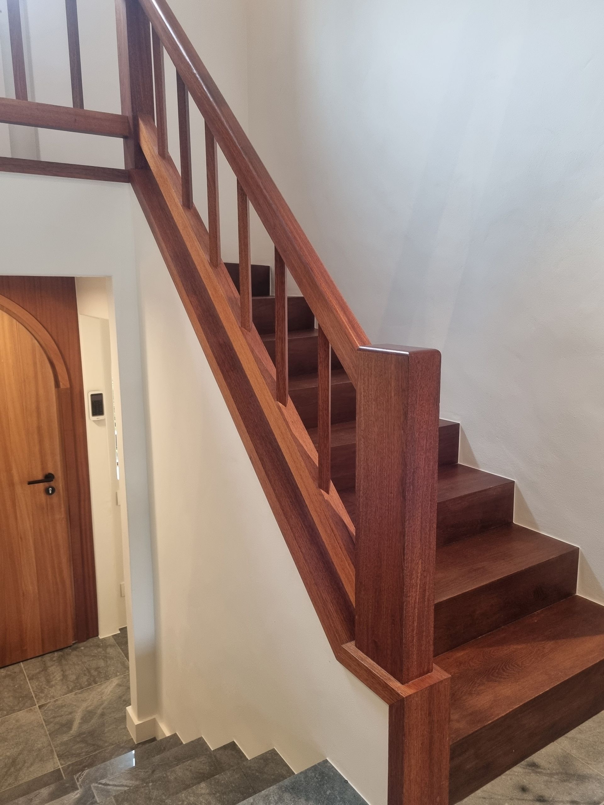Escalier en bois avec rampe, vue plongeante.
