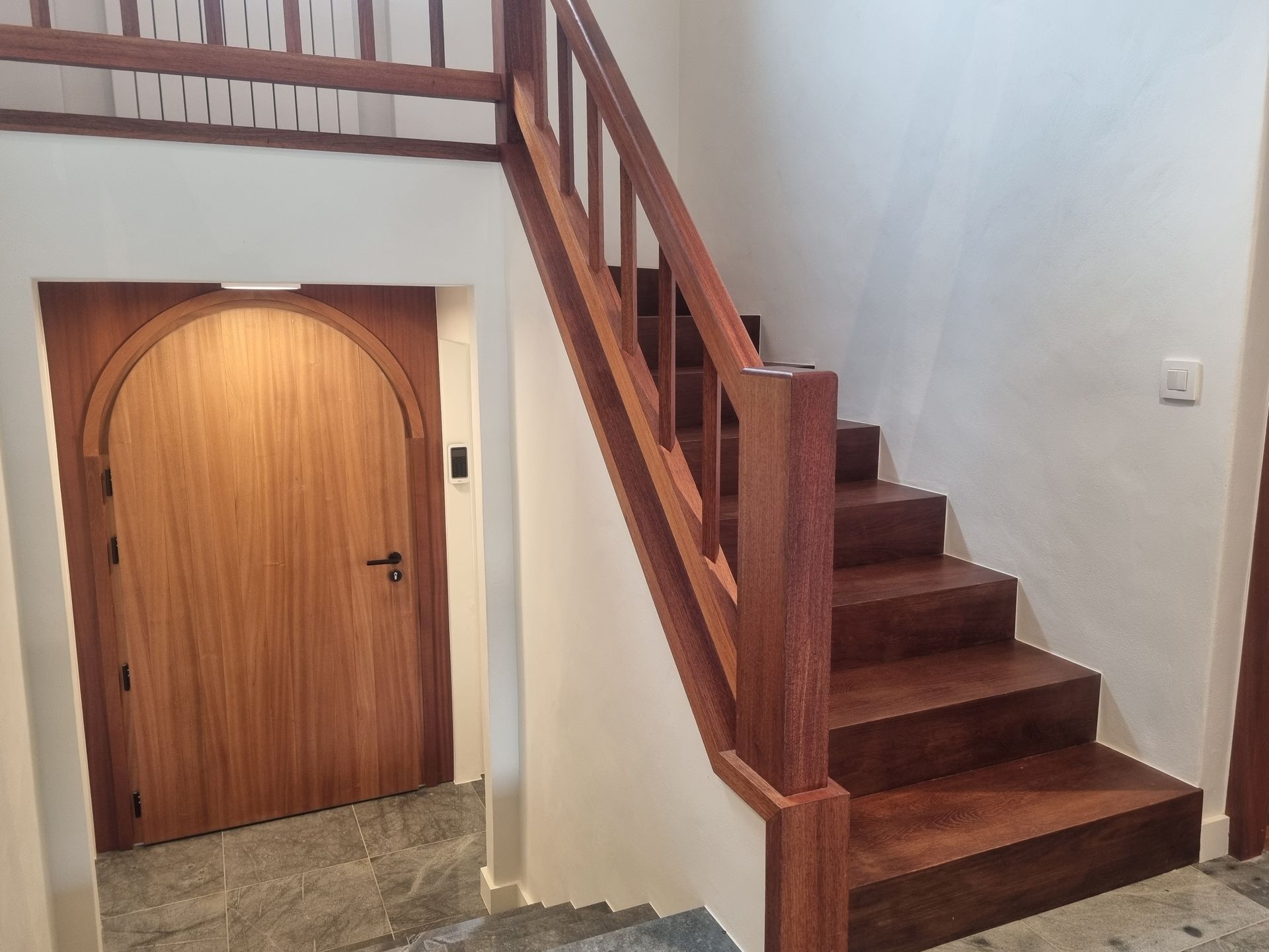 Escalier en bois avec rampe et main courante assorties.