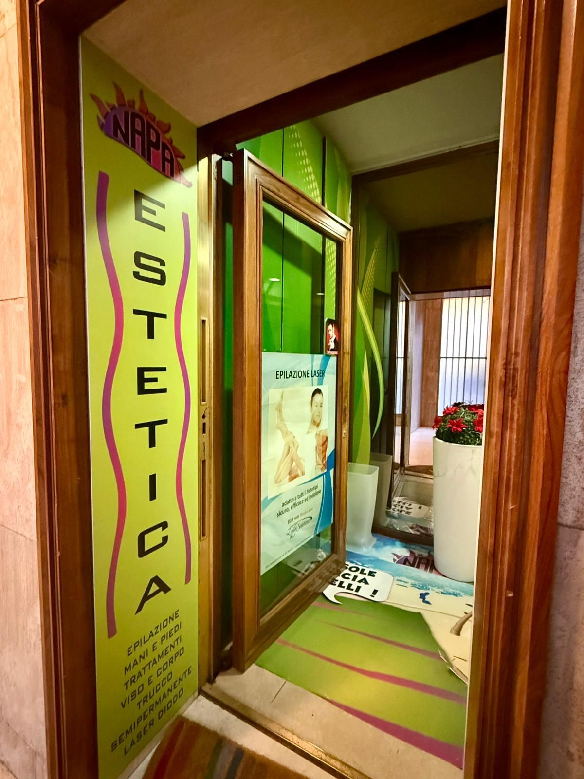 Interno del ristorante con tavoli e sedie, pareti in pietra anticata e parete decorativa a strisce con decorazioni a forma di pesce.