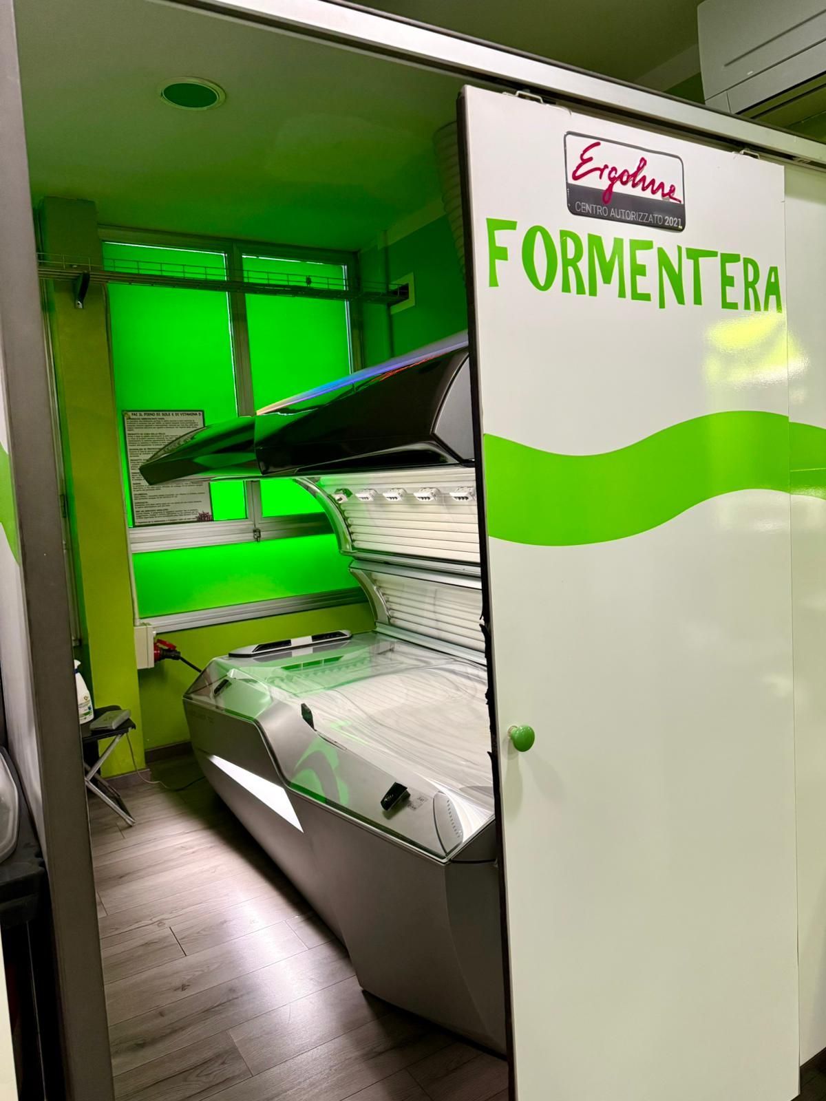 Piatto di spaghetti con pangrattato, pesce e basilico su un piatto blu. Tavola apparecchiata con posate e tovagliolo a quadretti.