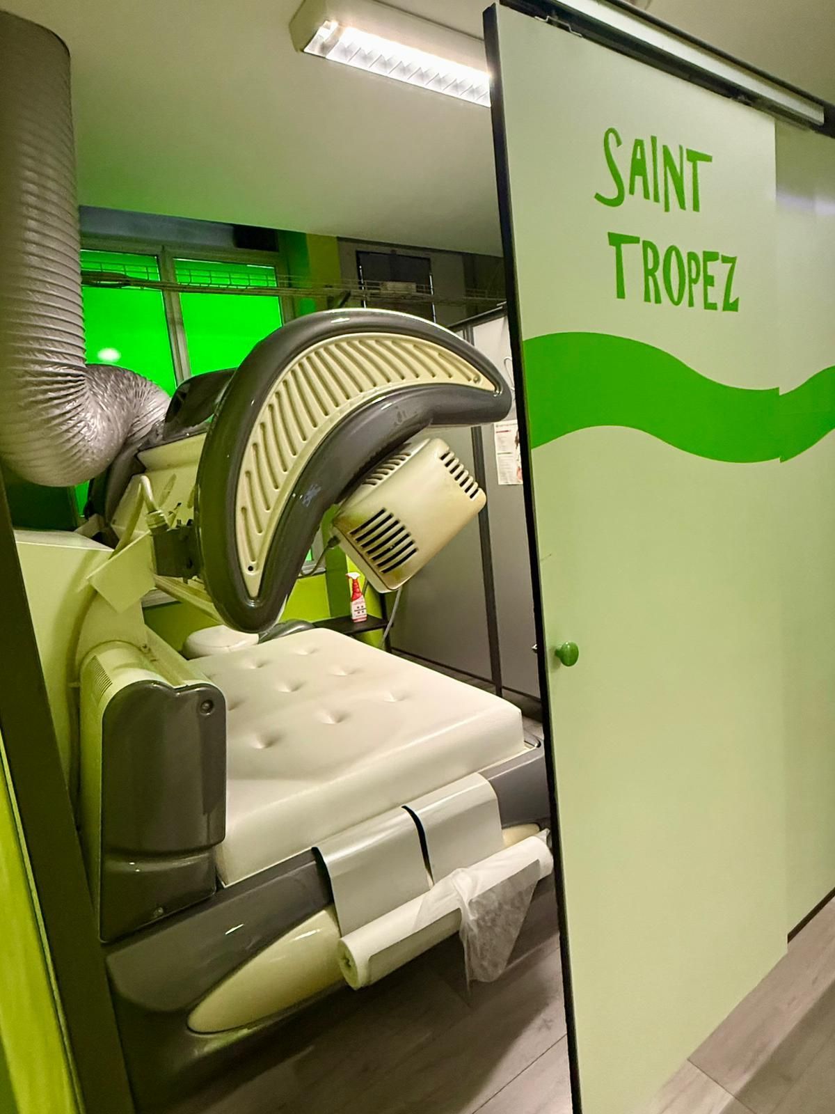 Caponata di melanzane in una ciotola verde acqua, guarnita con menta e pinoli.