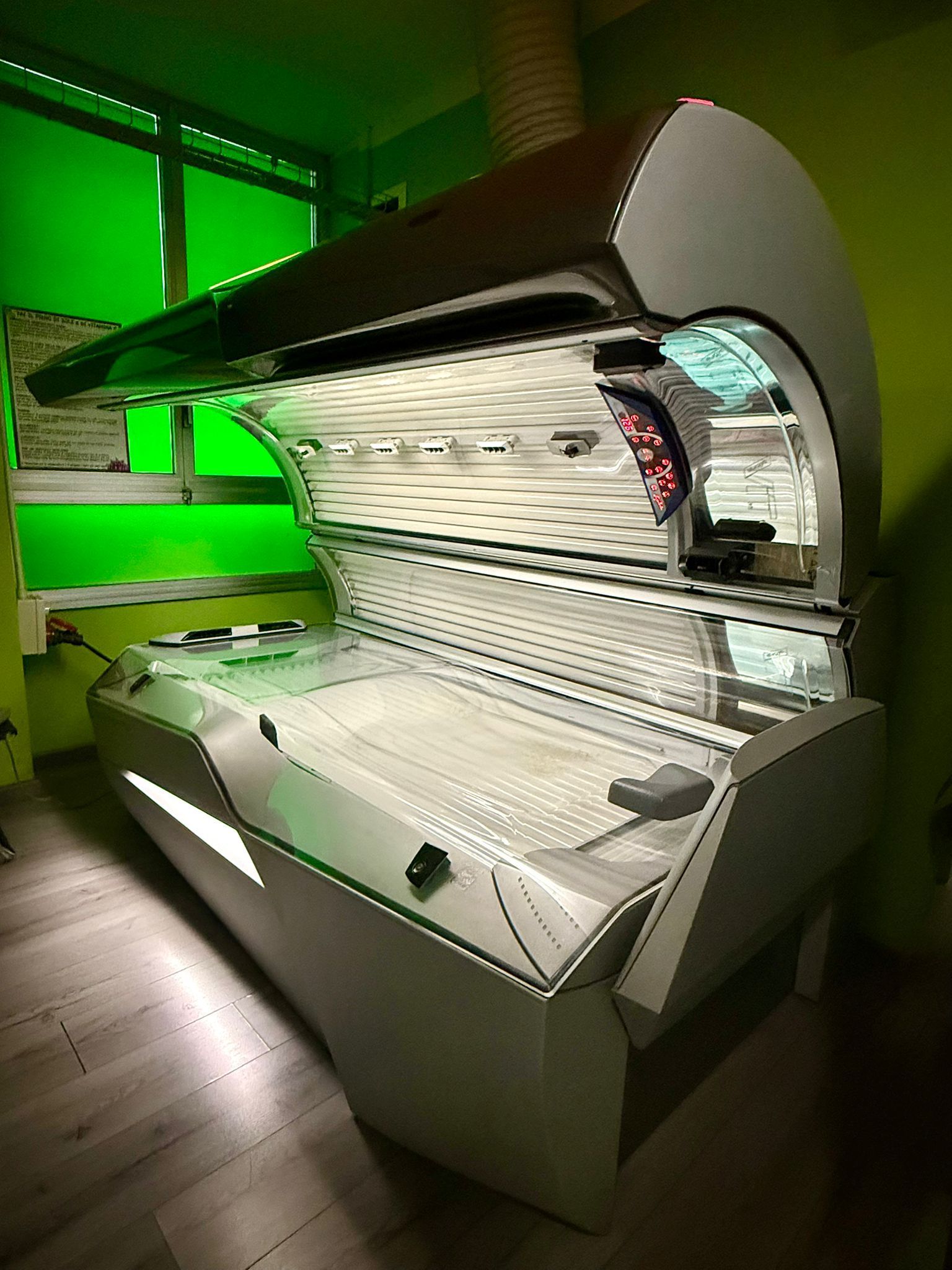 Interno del ristorante con tavoli e sedie, pareti in pietra anticata e parete decorativa a strisce con decorazioni a forma di pesce.