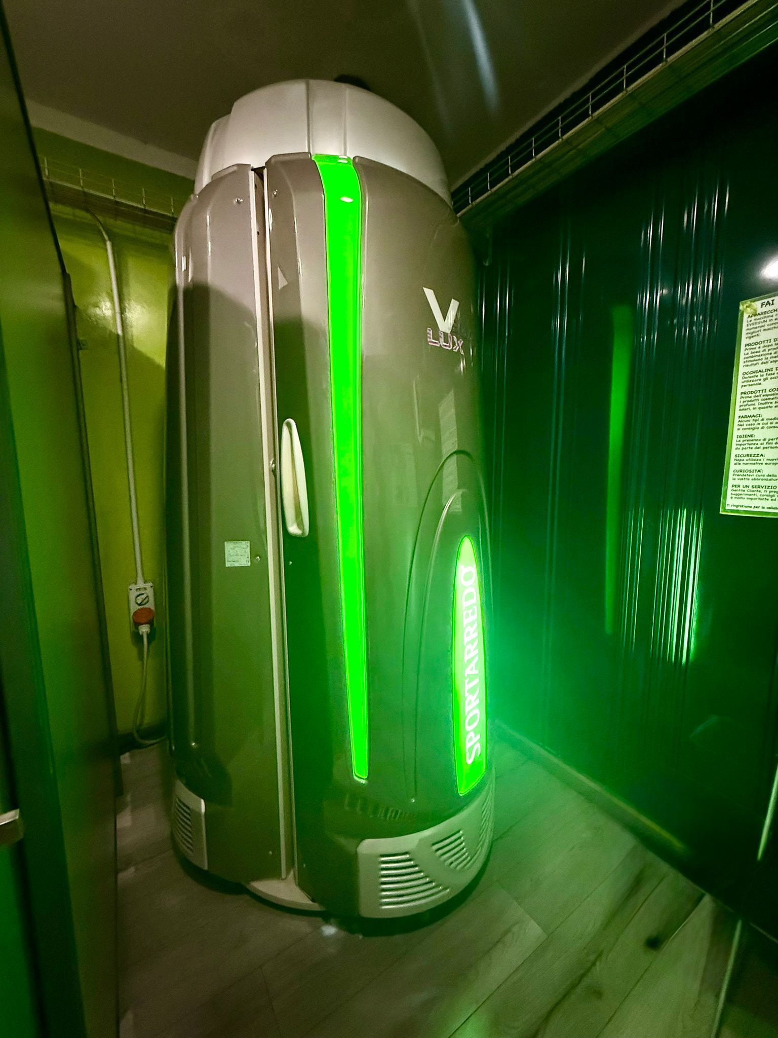 Interni del ristorante: insegna