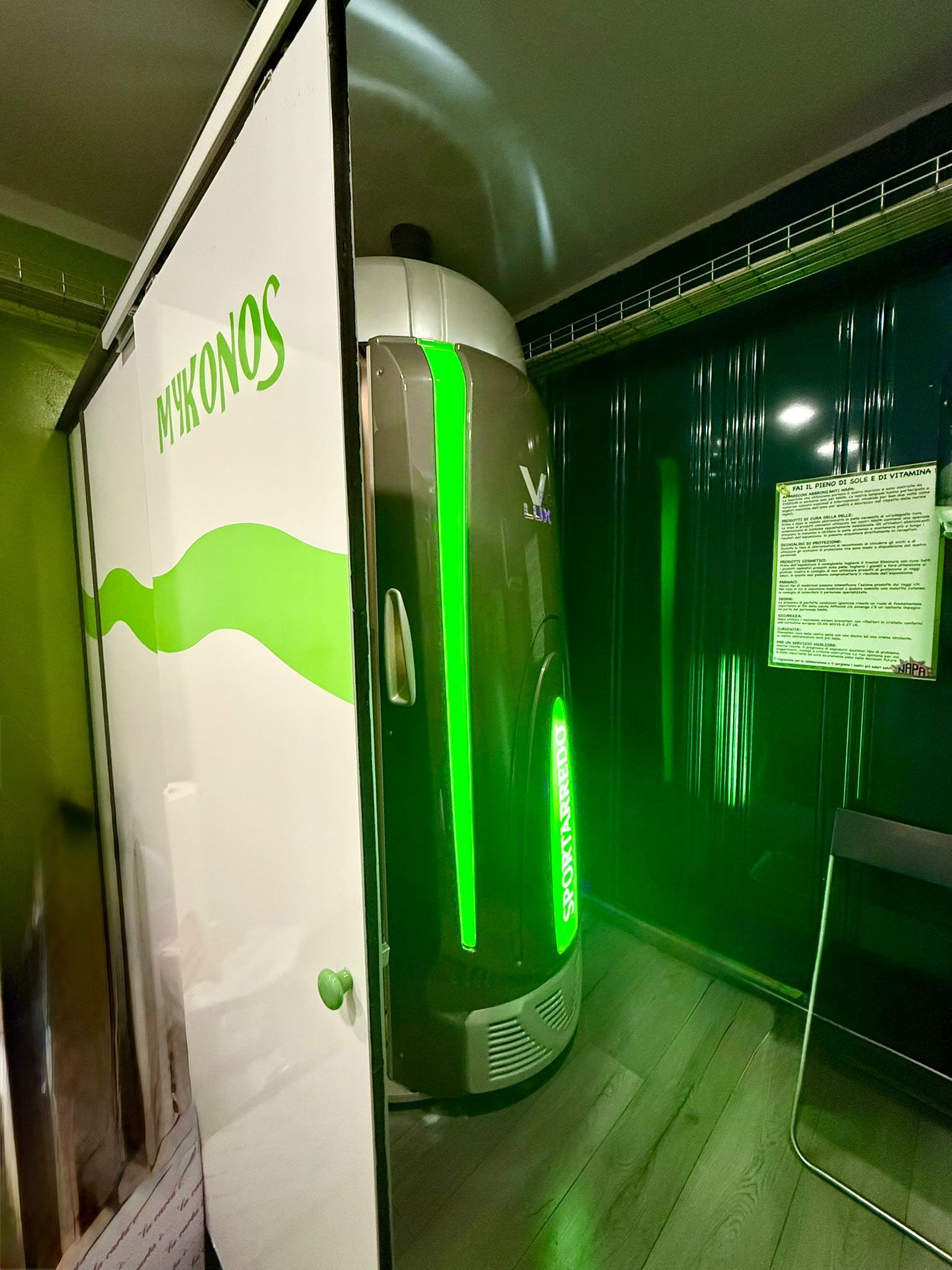 Piatto di frutti di mare: gamberi, carpaccio di pesce e tartare di tonno su un piatto blu.