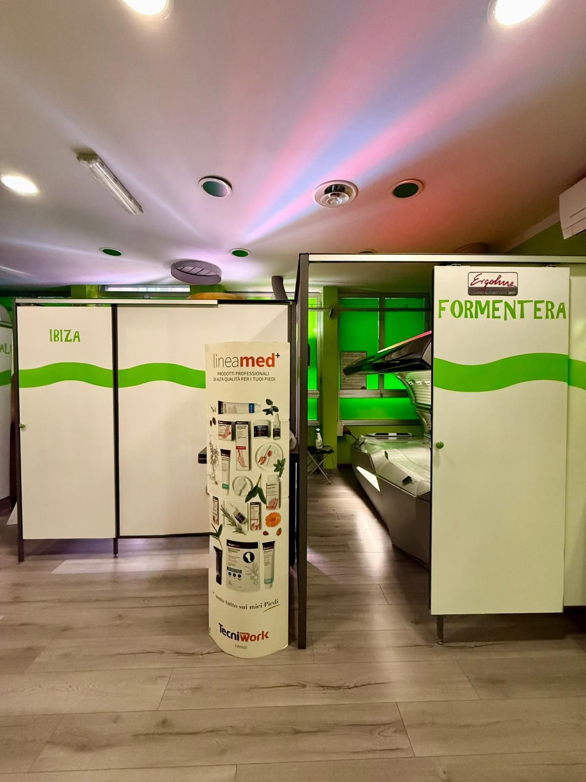 Interni del ristorante: insegna