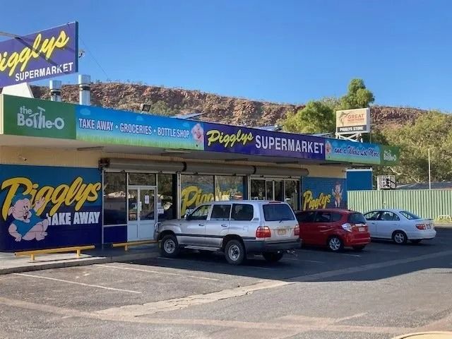 Piggly's Supermarket Exterior With Cars Parked Outside — Pigglys Supermarket, Takeaway & Bottle Shop in The Gap, NT