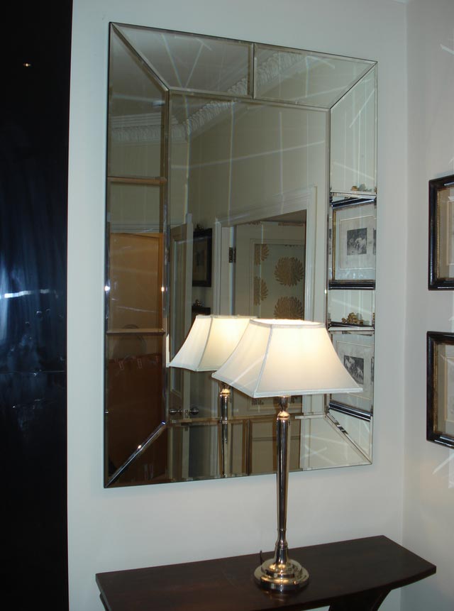 Glass rectangle mirror with lamp in front
